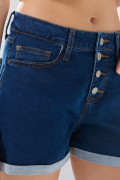 Short de jean azul oscuro con botones visibles y tiro alto
