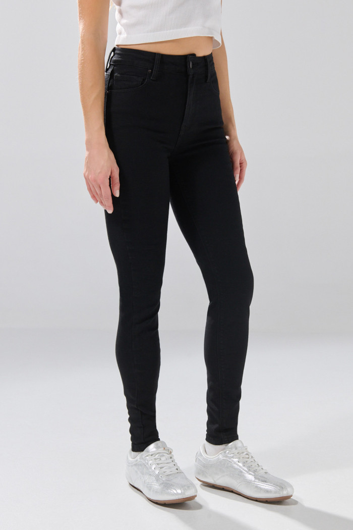 Jean súper skinny infaltables negro con tiro súper alto
