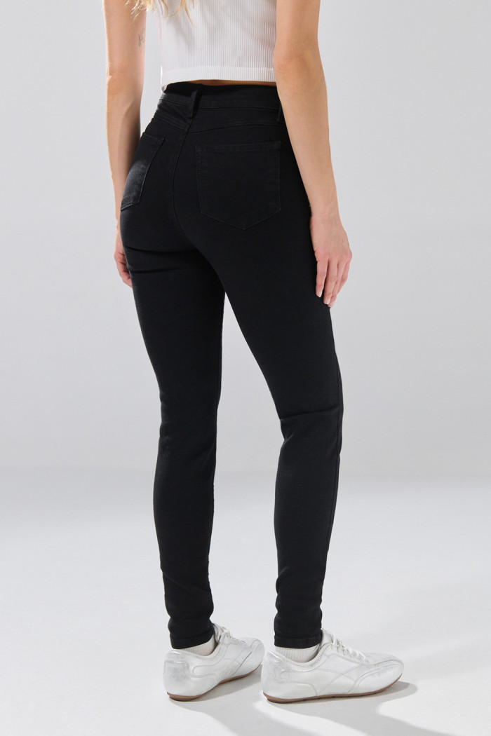 Jean súper skinny infaltables negro con tiro súper alto
