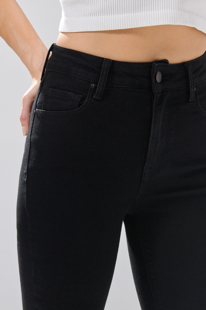 Jean súper skinny infaltables negro con tiro súper alto
