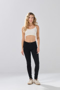 Jean push up negro infaltables con tiro alto y realce
