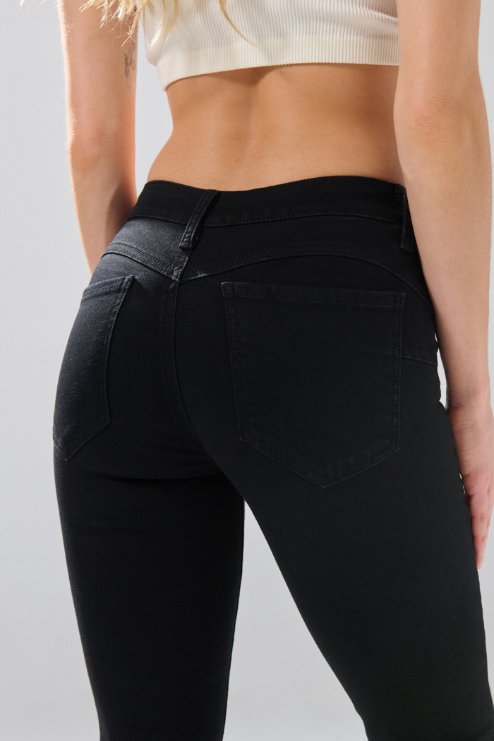 Jean push up negro infaltables con tiro alto y realce
