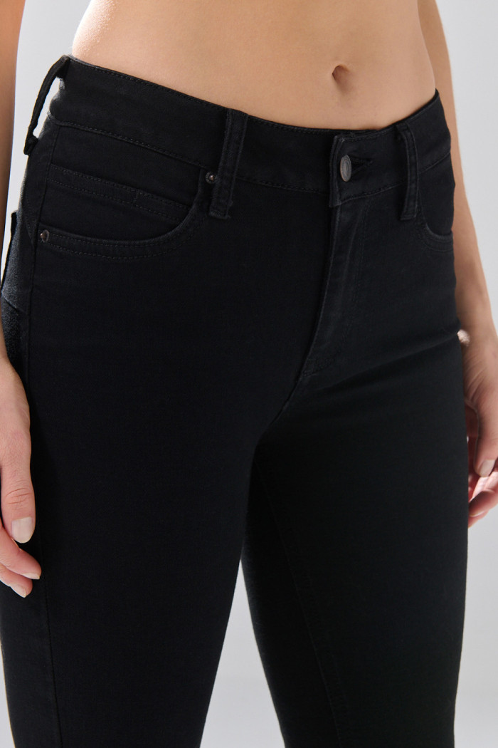 Jean push up negro infaltables con tiro alto y realce
