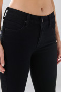Jean push up negro infaltables con tiro alto y realce
