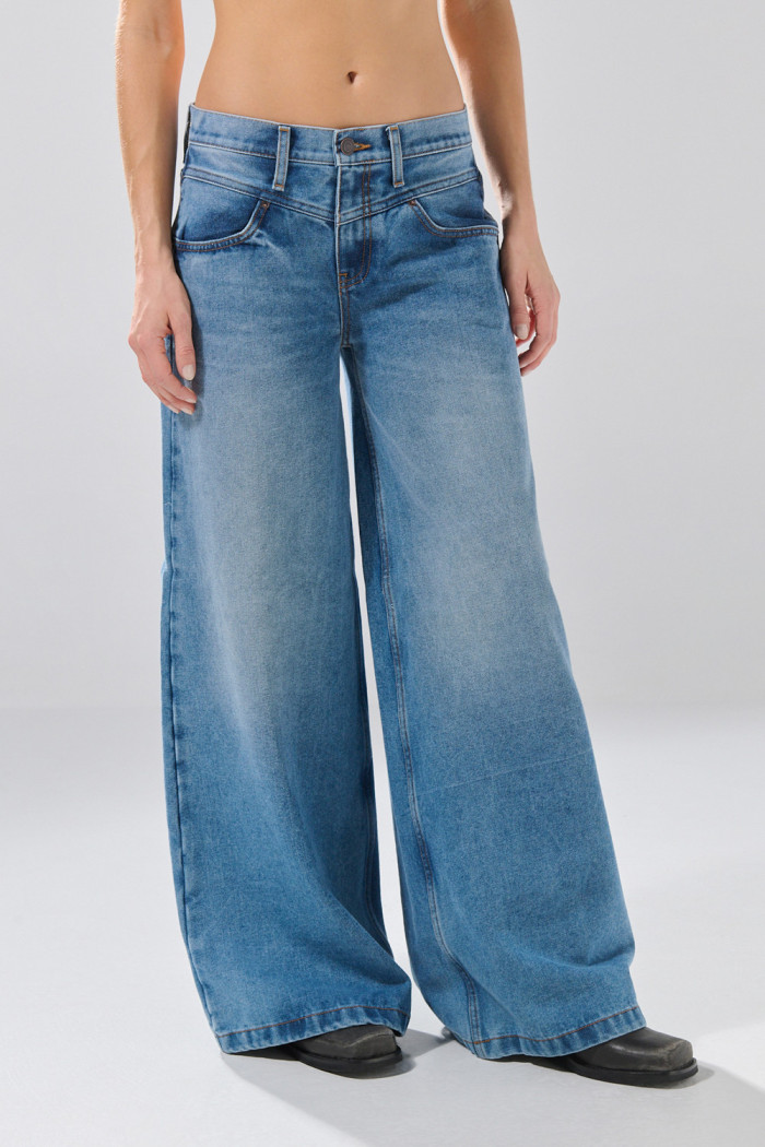 Jean súper open leg azul medio con bota ancha y desgastes
