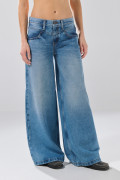 Jean súper open leg azul medio con bota ancha y desgastes
