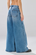 Jean súper open leg azul medio con bota ancha y desgastes
