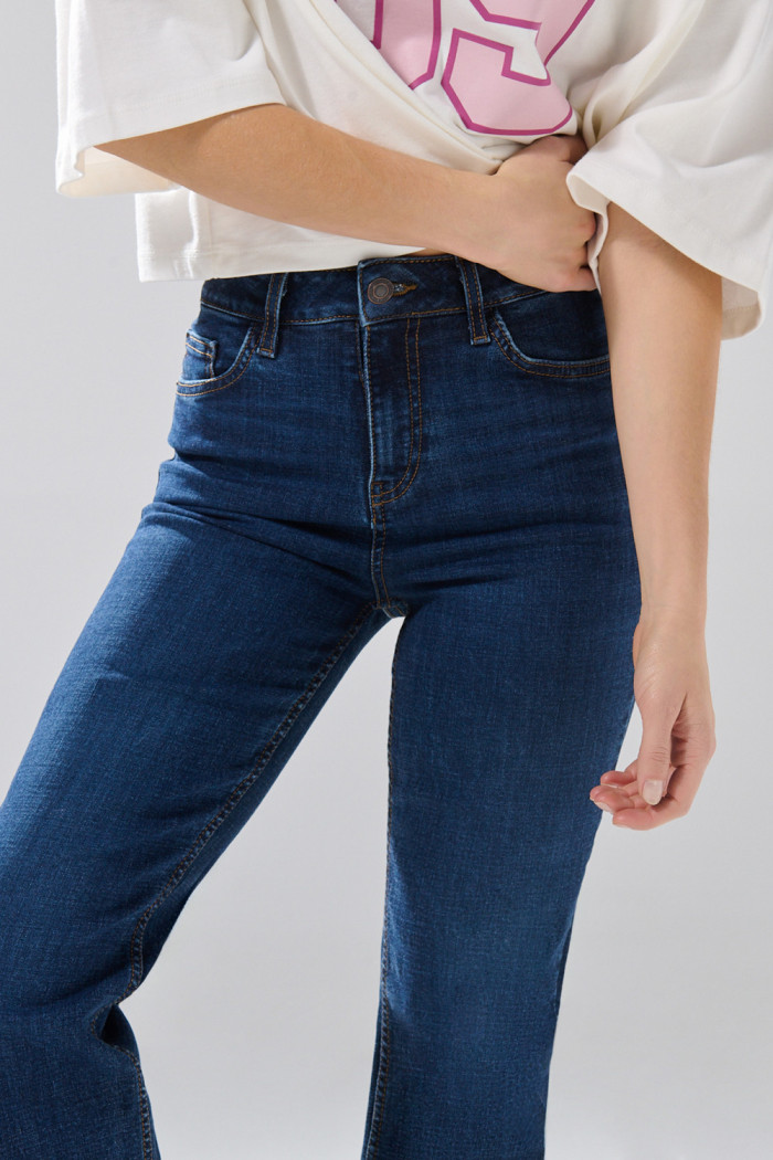 Jean straight leg azul oscuro infaltables con tiro alto
