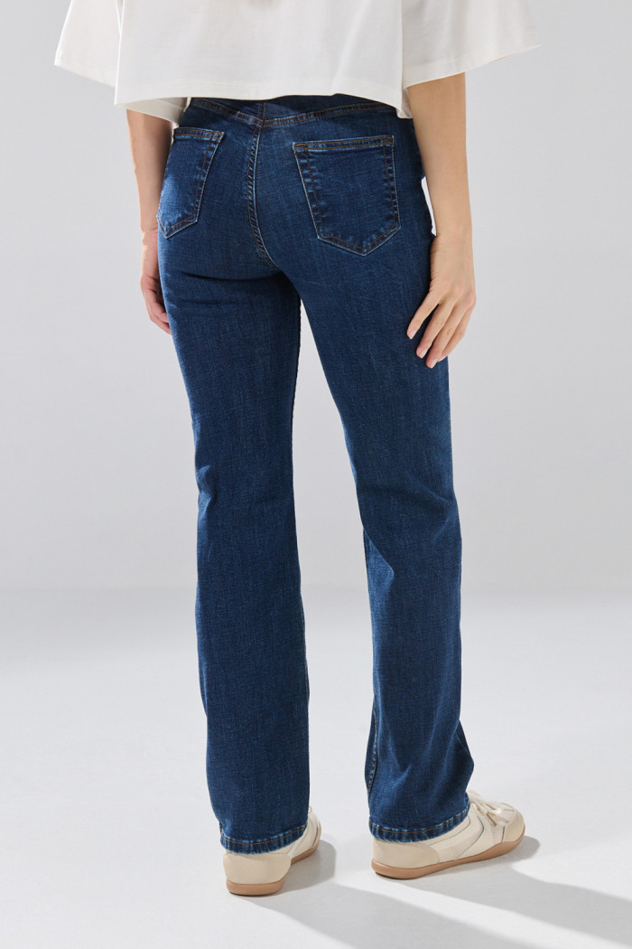 Jean straight leg azul oscuro infaltables con tiro alto
