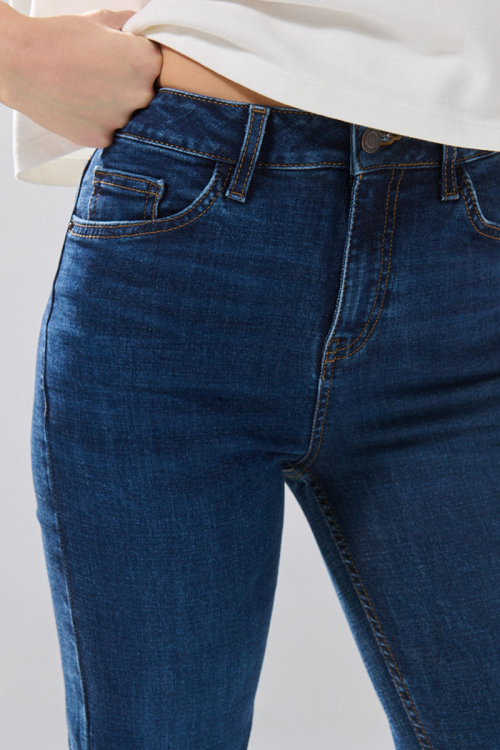 Jean straight leg azul oscuro infaltables con tiro alto
