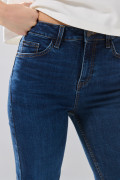 Jean straight leg azul oscuro infaltables con tiro alto
