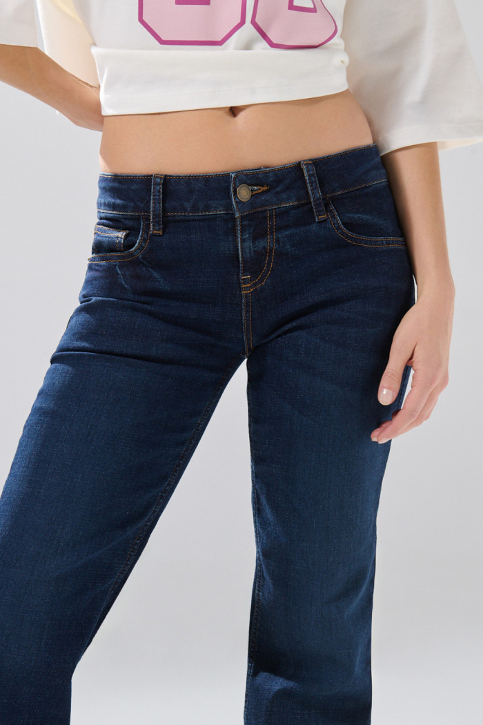 Jean straight leg azul oscuro infaltables con tiro bajo
