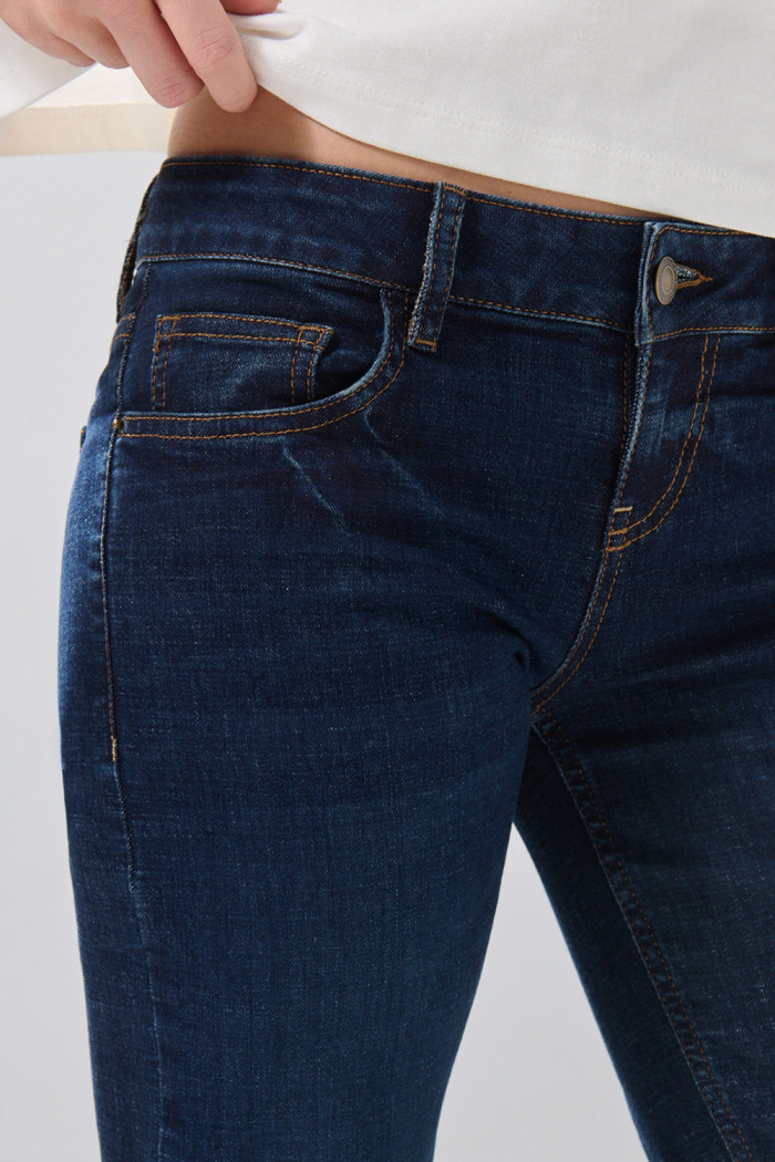 Jean straight leg azul oscuro infaltables con tiro bajo
