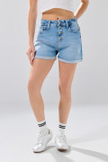 Short azul claro de jean con botones metálicos y tiro alto
