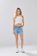 Short azul claro de jean con botones metálicos y tiro alto

