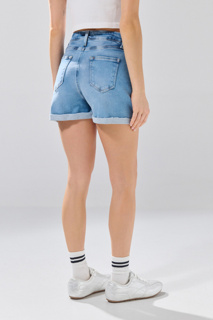 Short azul claro de jean con botones metálicos y tiro alto
