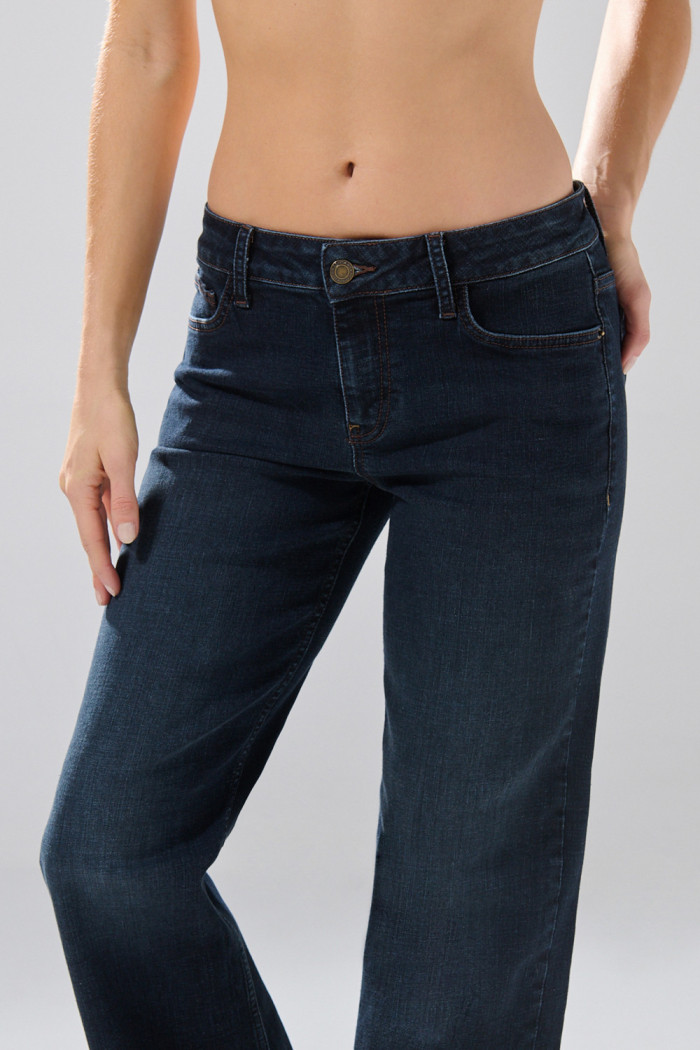 Jean infaltables straight leg azul intenso con tiro bajo
