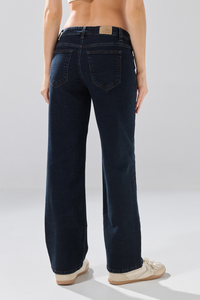 Jean infaltables straight leg azul intenso con tiro bajo
