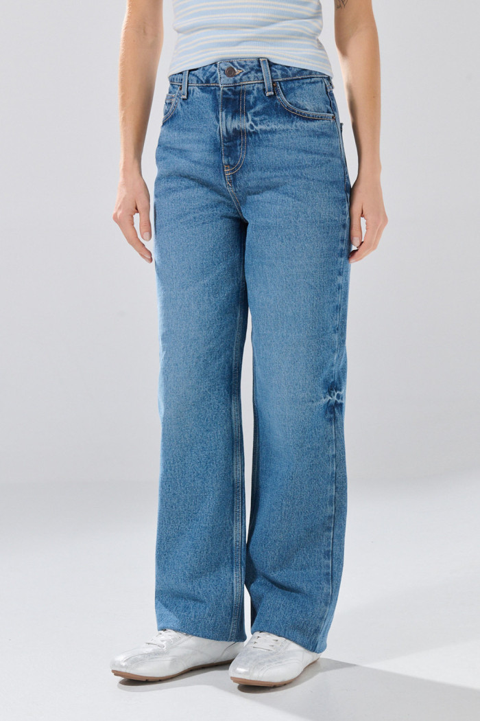 Jean 90´S azul medio infaltables con bota recta y tiro alto
