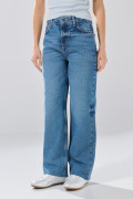 Jean 90´S azul medio infaltables con bota recta y tiro alto
