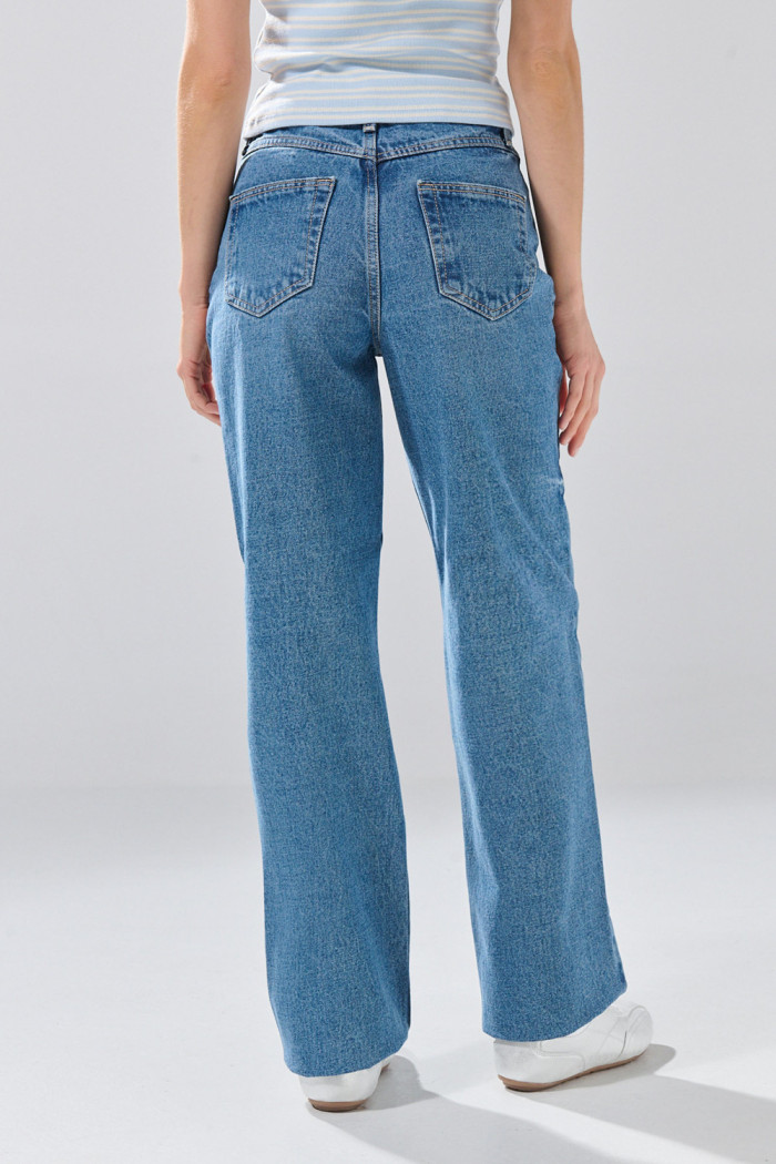 Jean 90´S azul medio infaltables con bota recta y tiro alto
