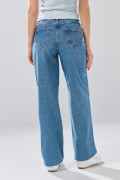 Jean 90´S azul medio infaltables con bota recta y tiro alto
