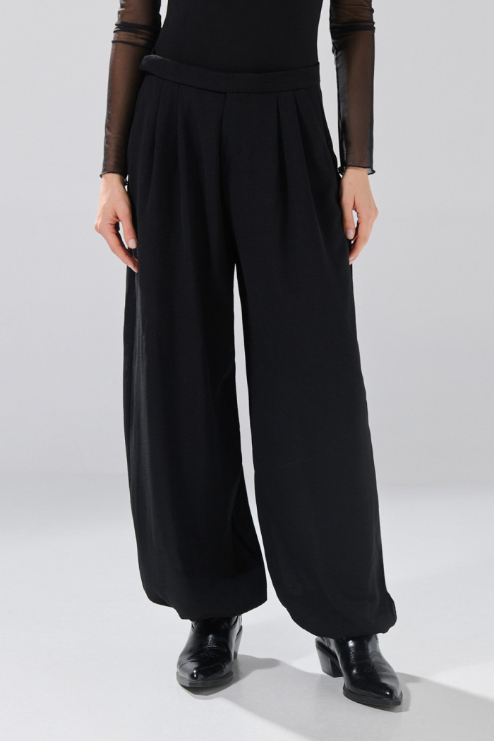 Pantalón balloon cargo negro con bota ancha
