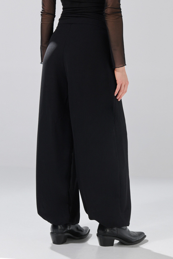 Pantalón balloon cargo negro con bota ancha
