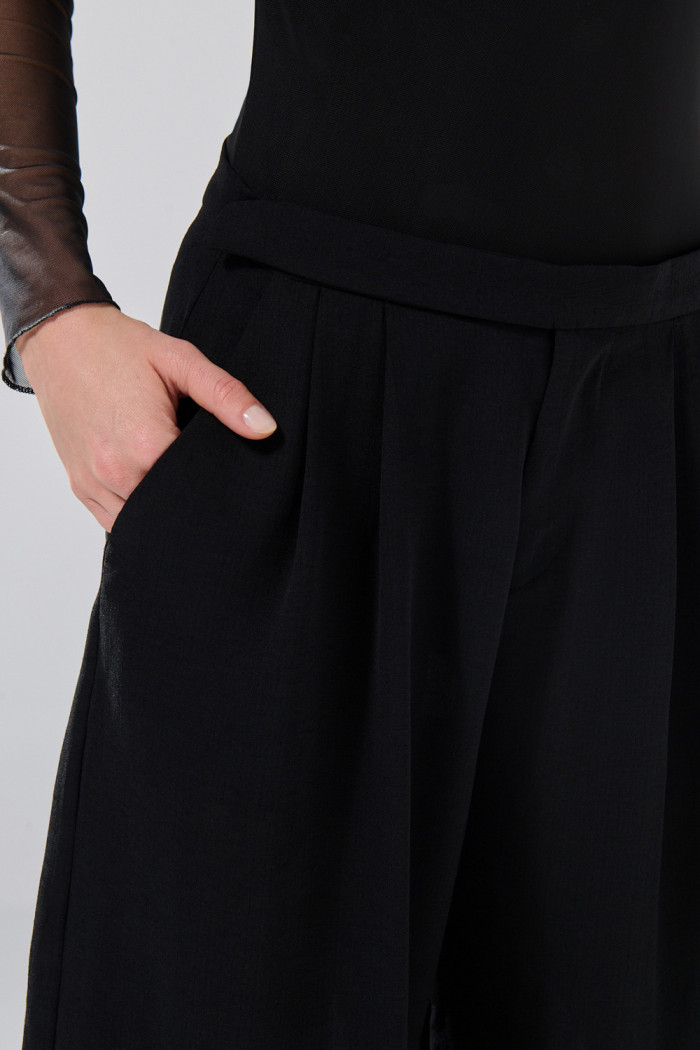 Pantalón balloon cargo negro con bota ancha
