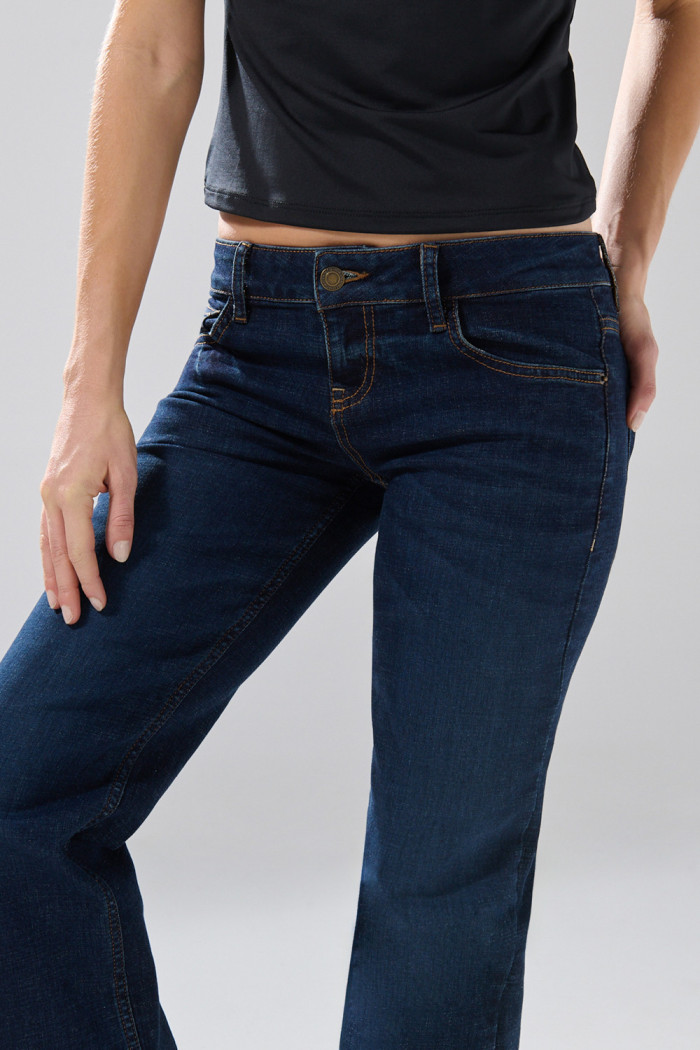 Jean straight leg azul oscuro infaltables con bota recta
