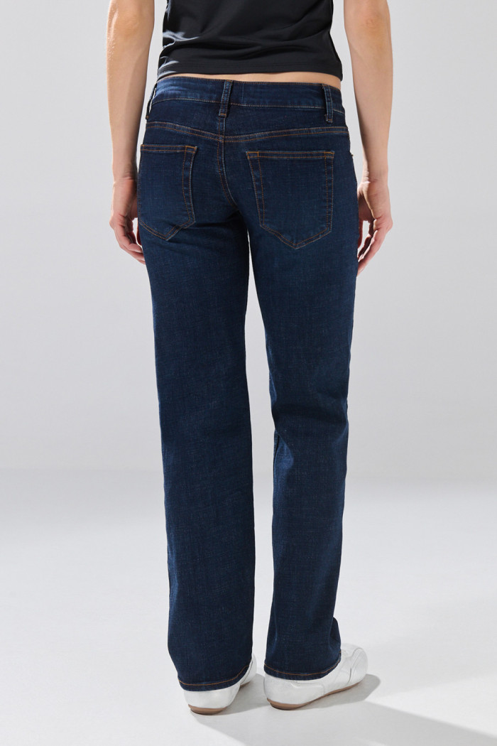 Jean straight leg azul oscuro infaltables con bota recta
