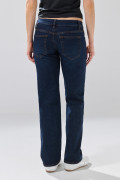 Jean straight leg azul oscuro infaltables con bota recta

