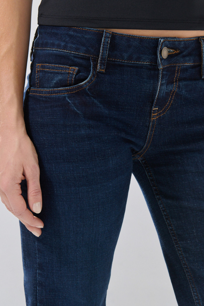 Jean straight leg azul oscuro infaltables con bota recta
