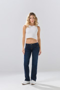 Jean straight leg azul oscuro infaltables con 5 bolsillos
