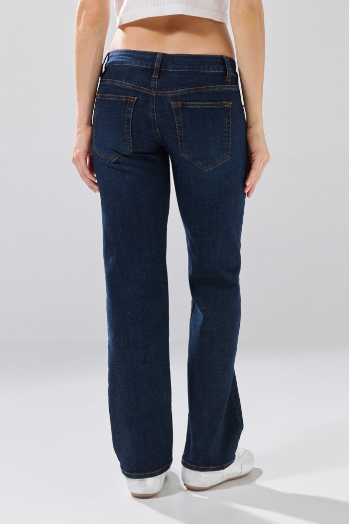 Jean straight leg azul oscuro infaltables con 5 bolsillos
