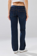 Jean straight leg azul oscuro infaltables con 5 bolsillos
