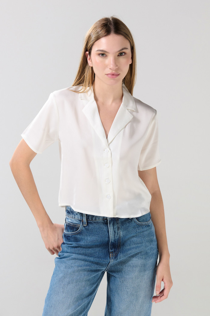 Blusa unicolor con cuello resort y manga corta