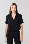 Blusa unicolor con cuello resort y manga corta