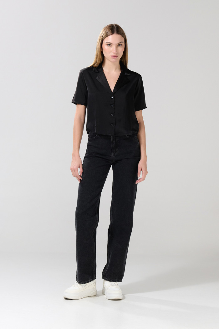 Blusa unicolor con cuello resort y manga corta