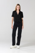 Blusa unicolor con cuello resort y manga corta