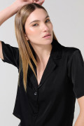 Blusa unicolor con cuello resort y manga corta