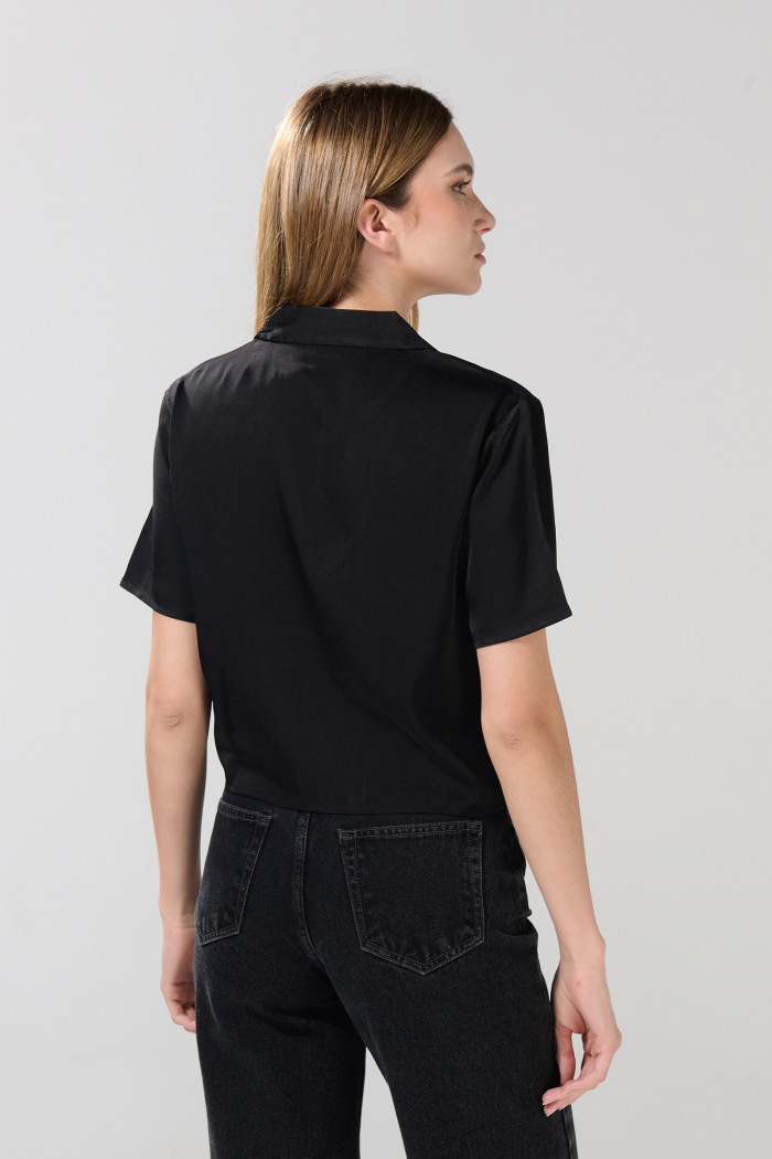 Blusa unicolor con cuello resort y manga corta