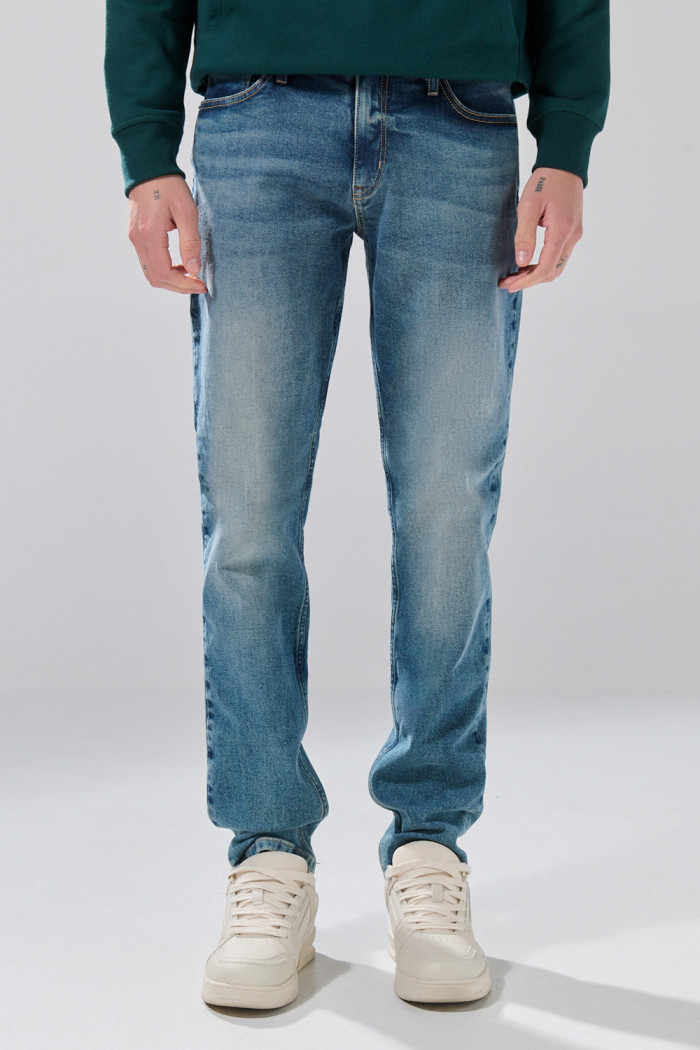 Jean slim azul medio ajustado con desgastes y tiro bajo
