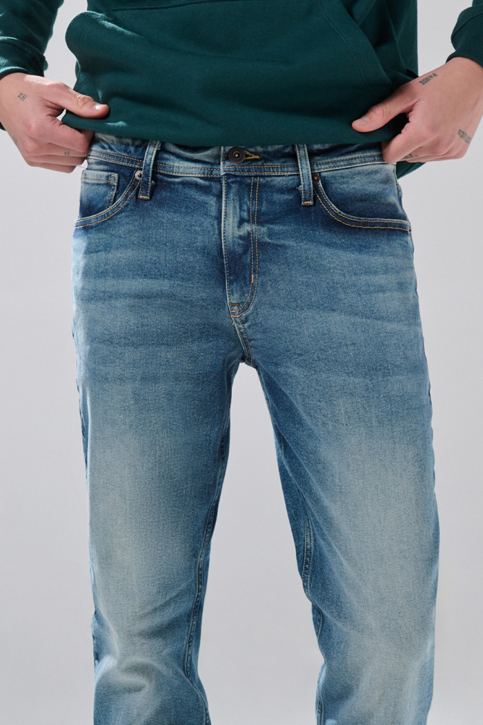 Jean slim azul medio ajustado con desgastes y tiro bajo
