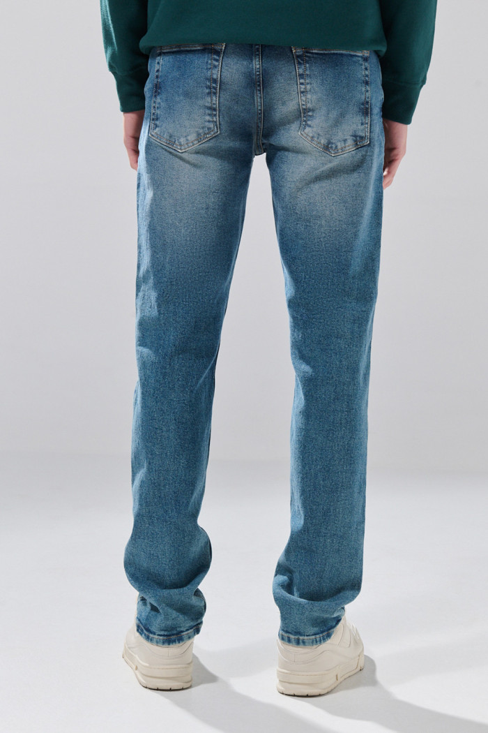 Jean slim azul medio ajustado con desgastes y tiro bajo
