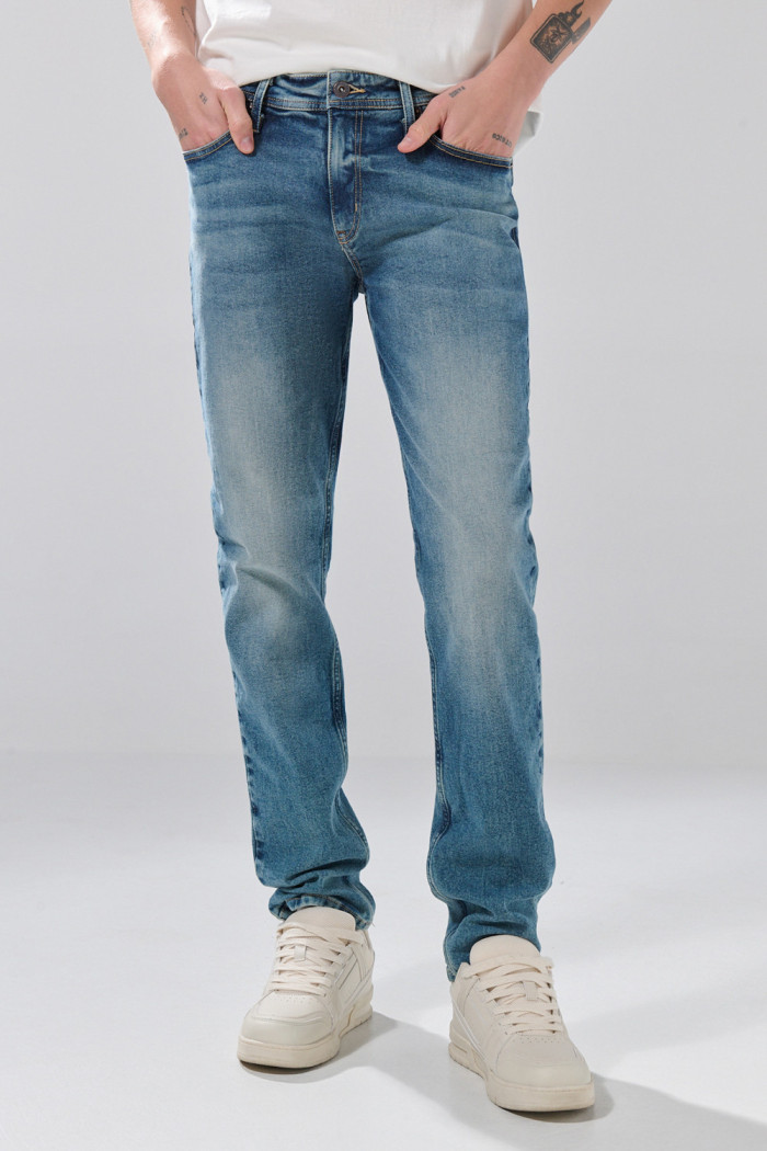 Jean azul medio slim 5 bolsillos con tiro bajo y desgastes
