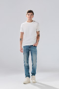 Jean azul medio slim 5 bolsillos con tiro bajo y desgastes
