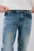 Jean azul medio slim 5 bolsillos con tiro bajo y desgastes
