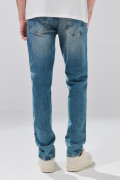 Jean azul medio slim 5 bolsillos con tiro bajo y desgastes
