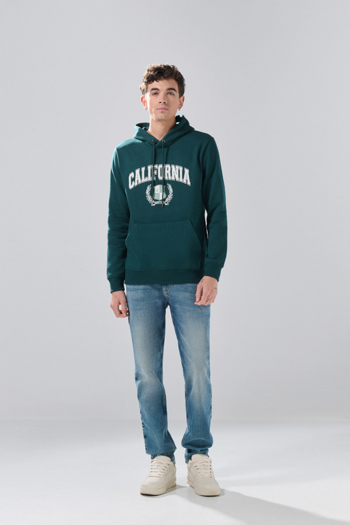 Buzo con capota verde oscura, bolsillo y diseño college
